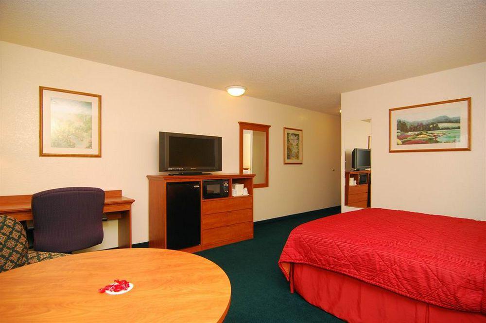 Quality Inn & Suites Medford Airport Esterno foto