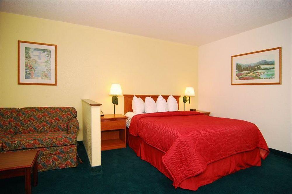 Quality Inn & Suites Medford Airport Esterno foto