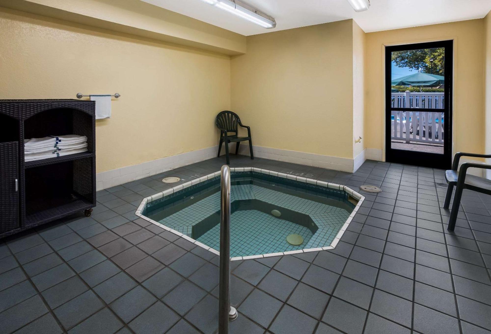 Quality Inn & Suites Medford Airport Esterno foto