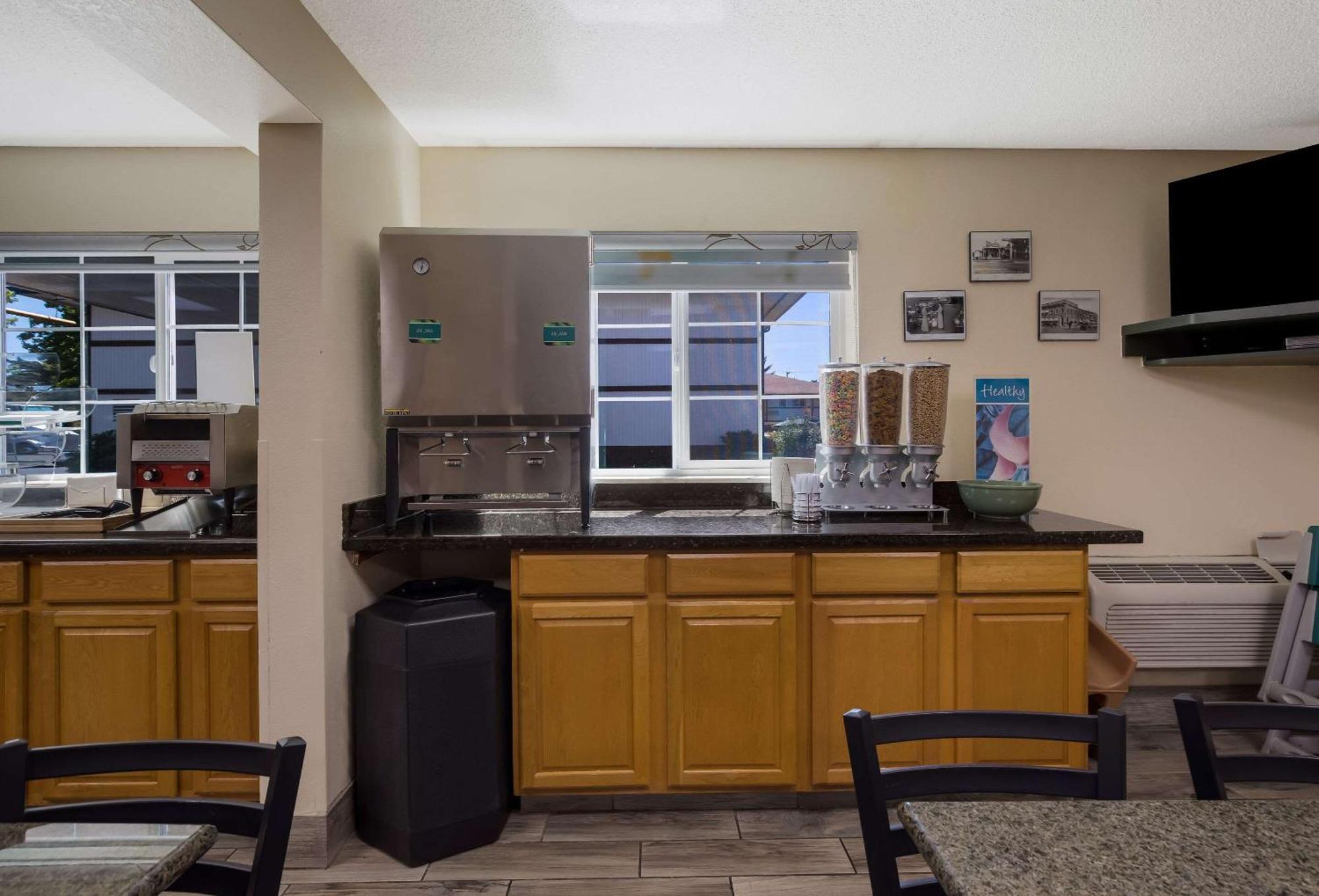 Quality Inn & Suites Medford Airport Esterno foto
