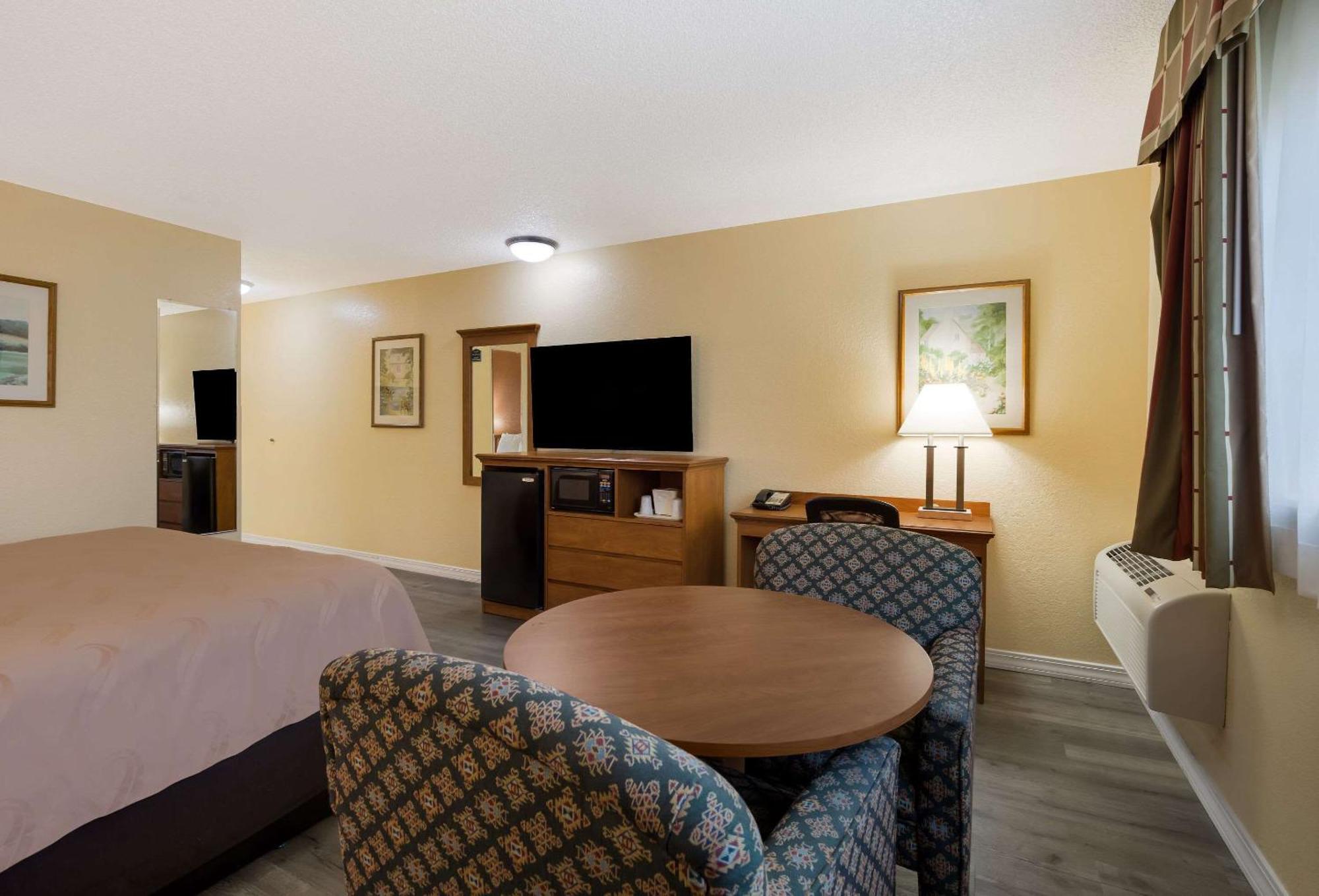 Quality Inn & Suites Medford Airport Esterno foto