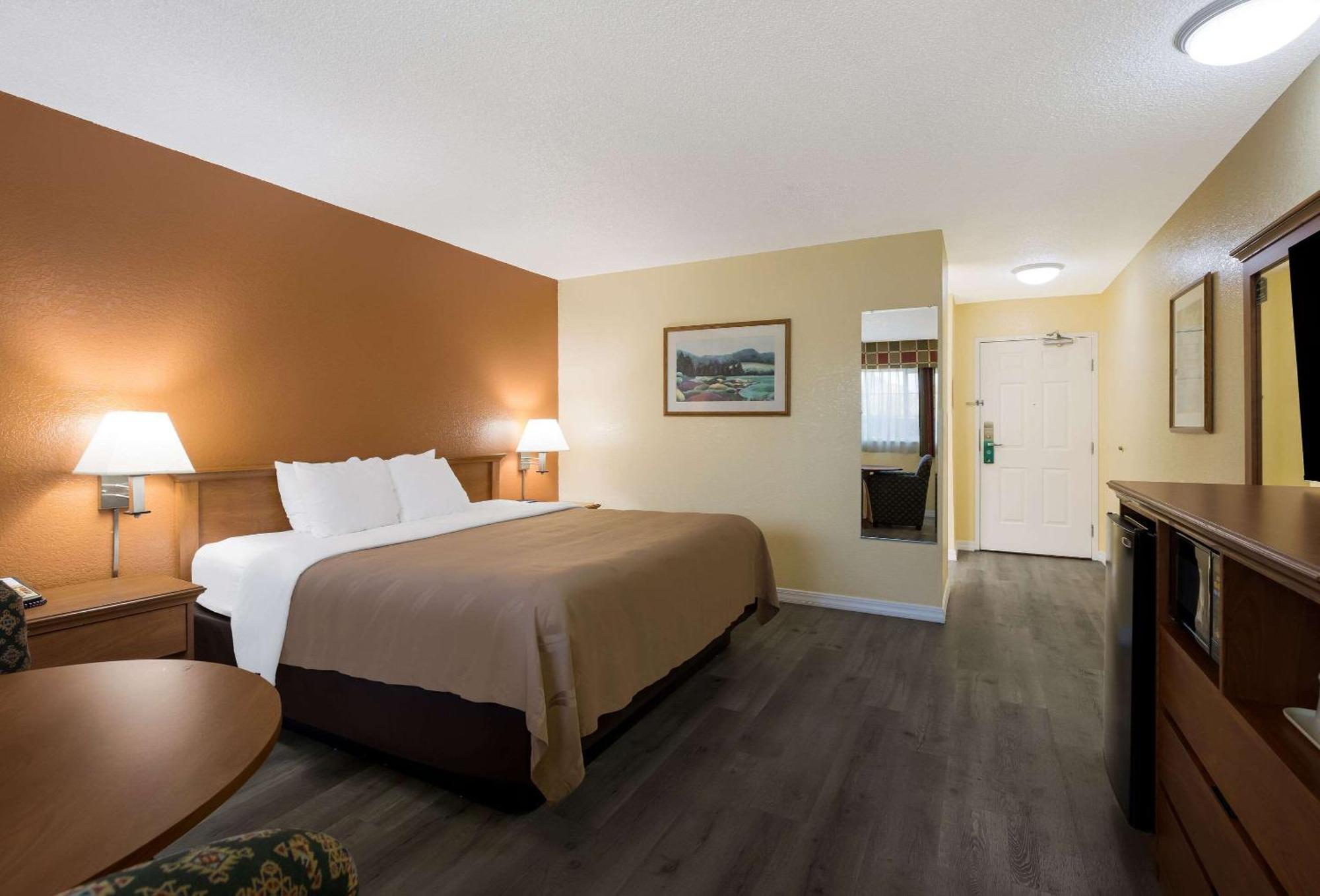 Quality Inn & Suites Medford Airport Esterno foto