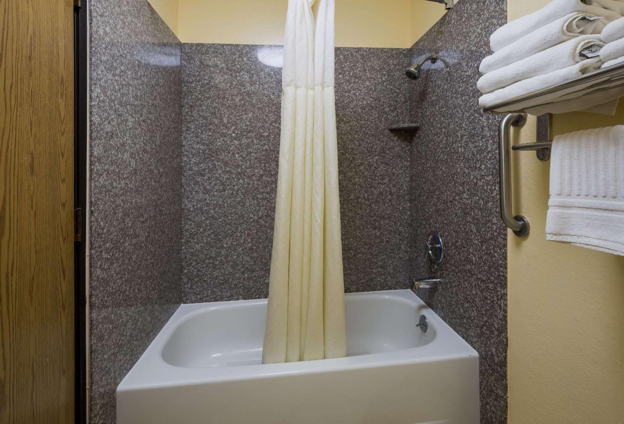 Quality Inn & Suites Medford Airport Esterno foto
