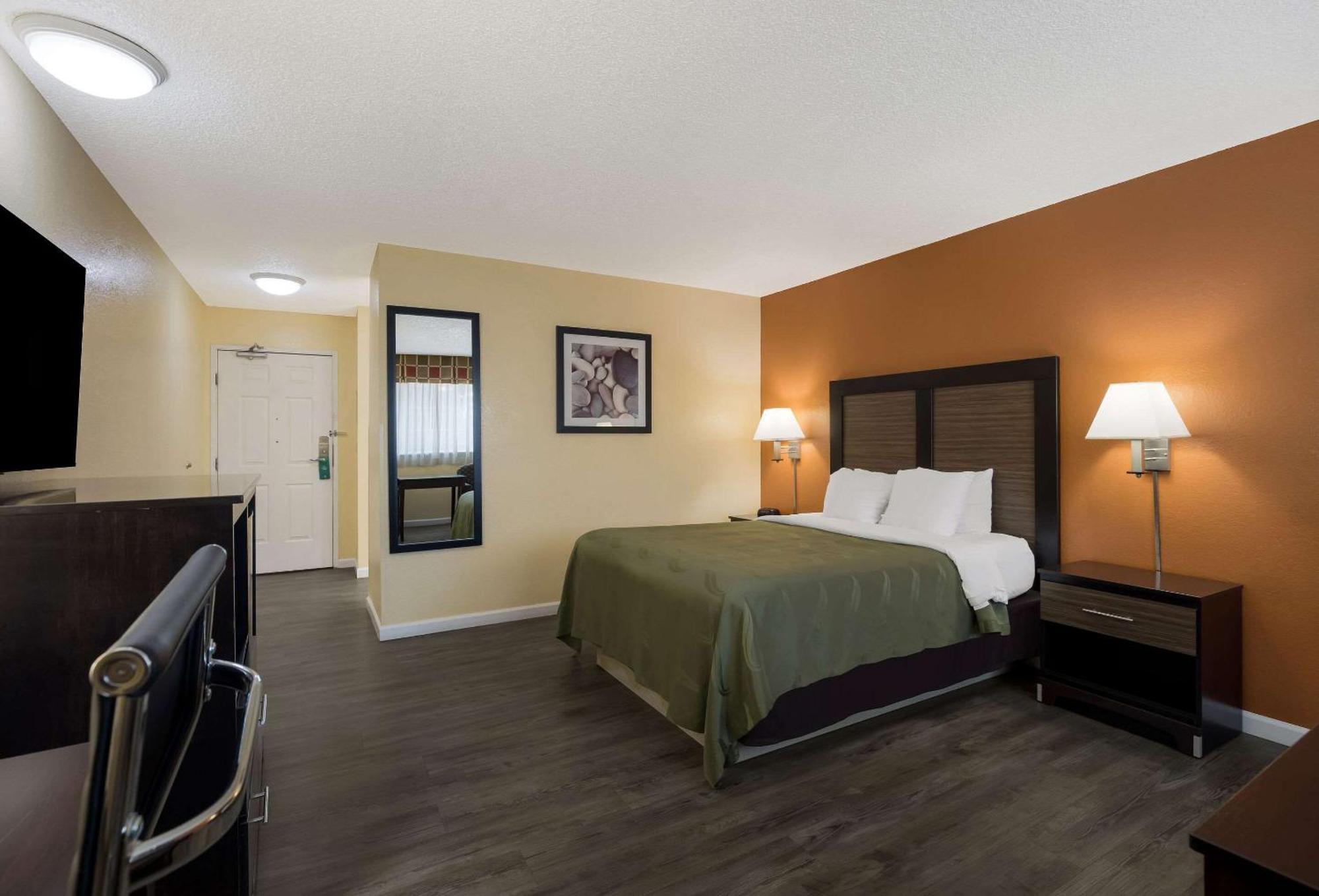 Quality Inn & Suites Medford Airport Esterno foto