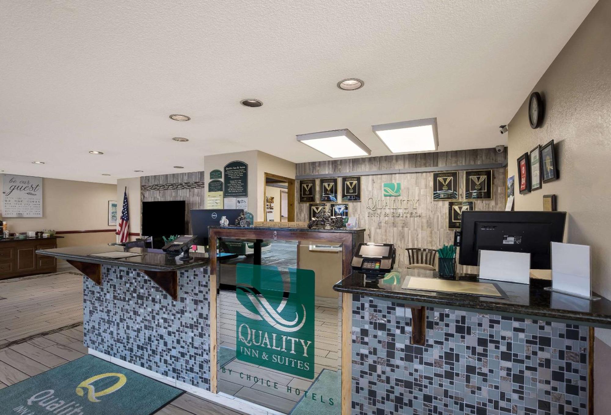 Quality Inn & Suites Medford Airport Esterno foto