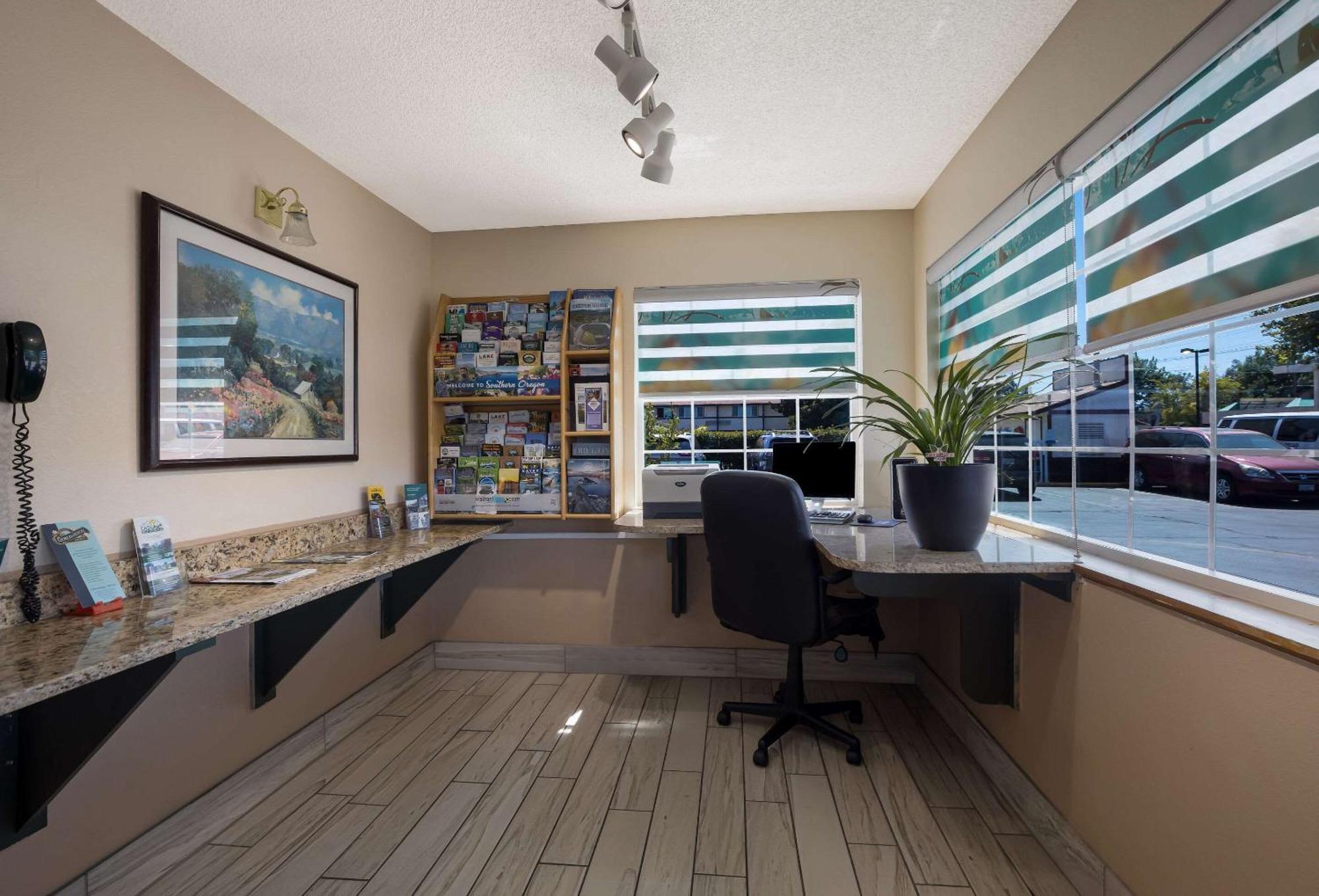 Quality Inn & Suites Medford Airport Esterno foto