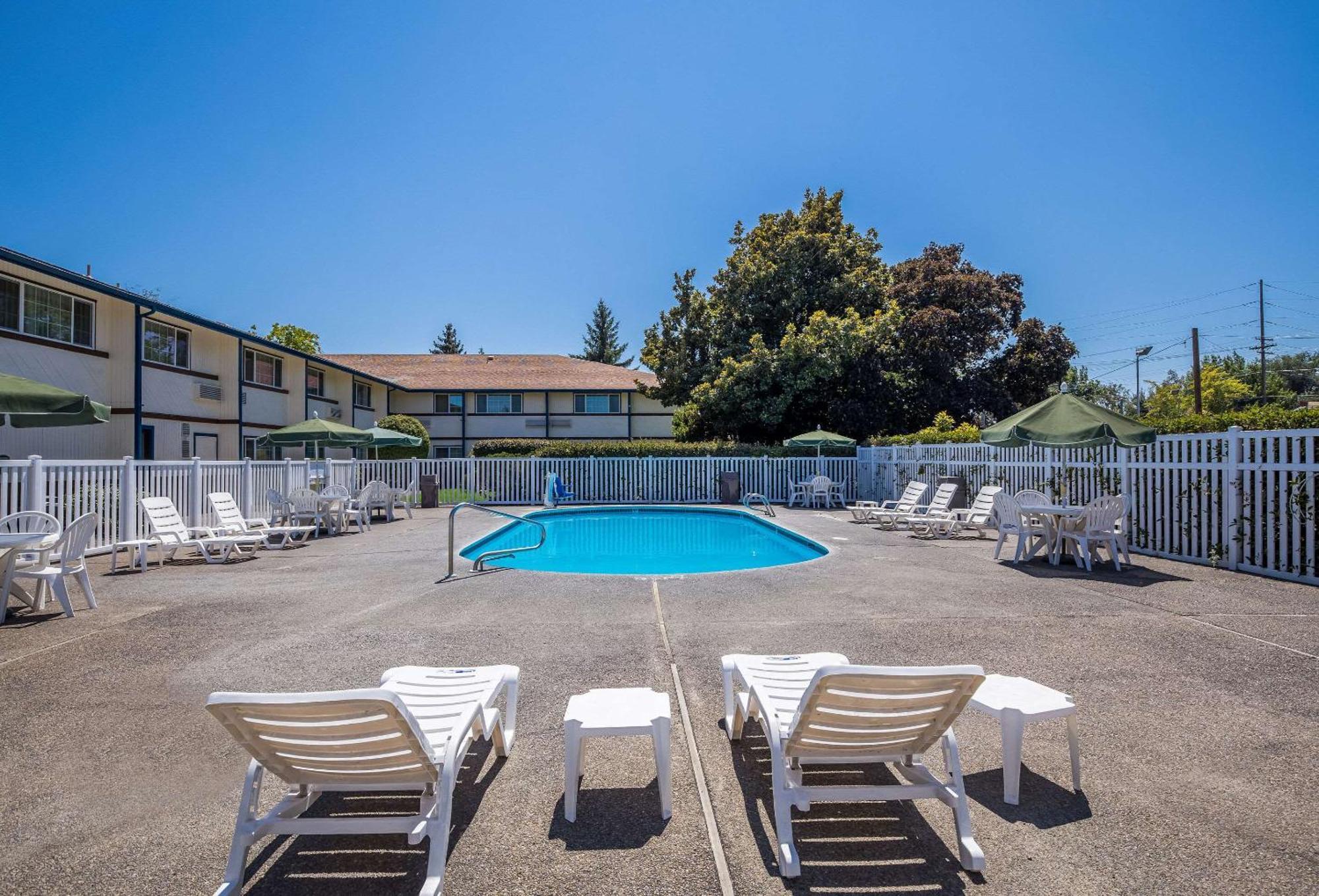 Quality Inn & Suites Medford Airport Esterno foto