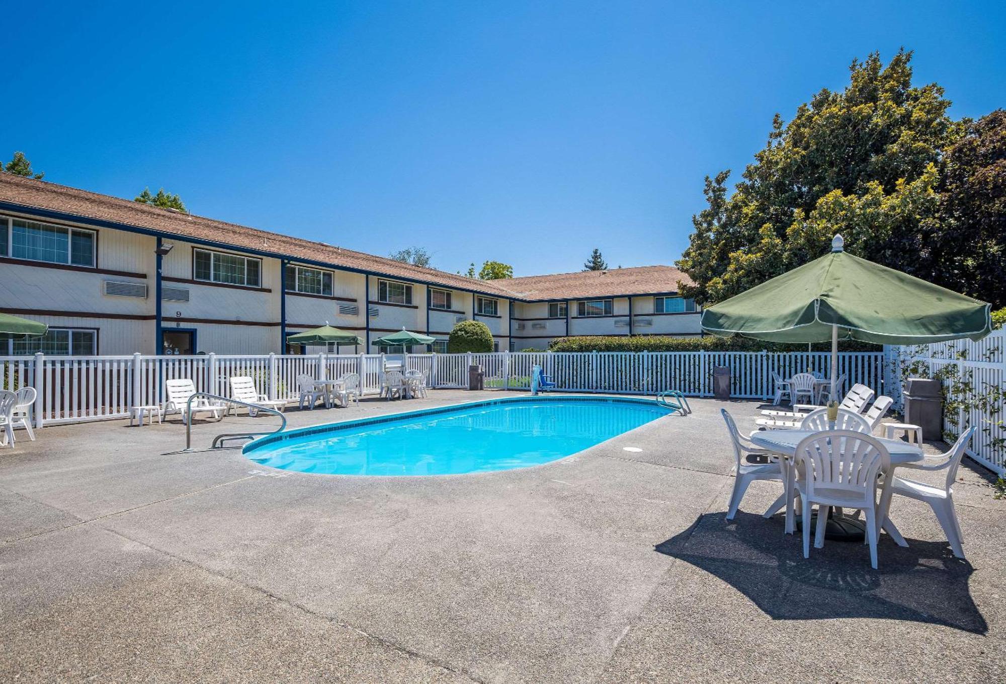 Quality Inn & Suites Medford Airport Esterno foto